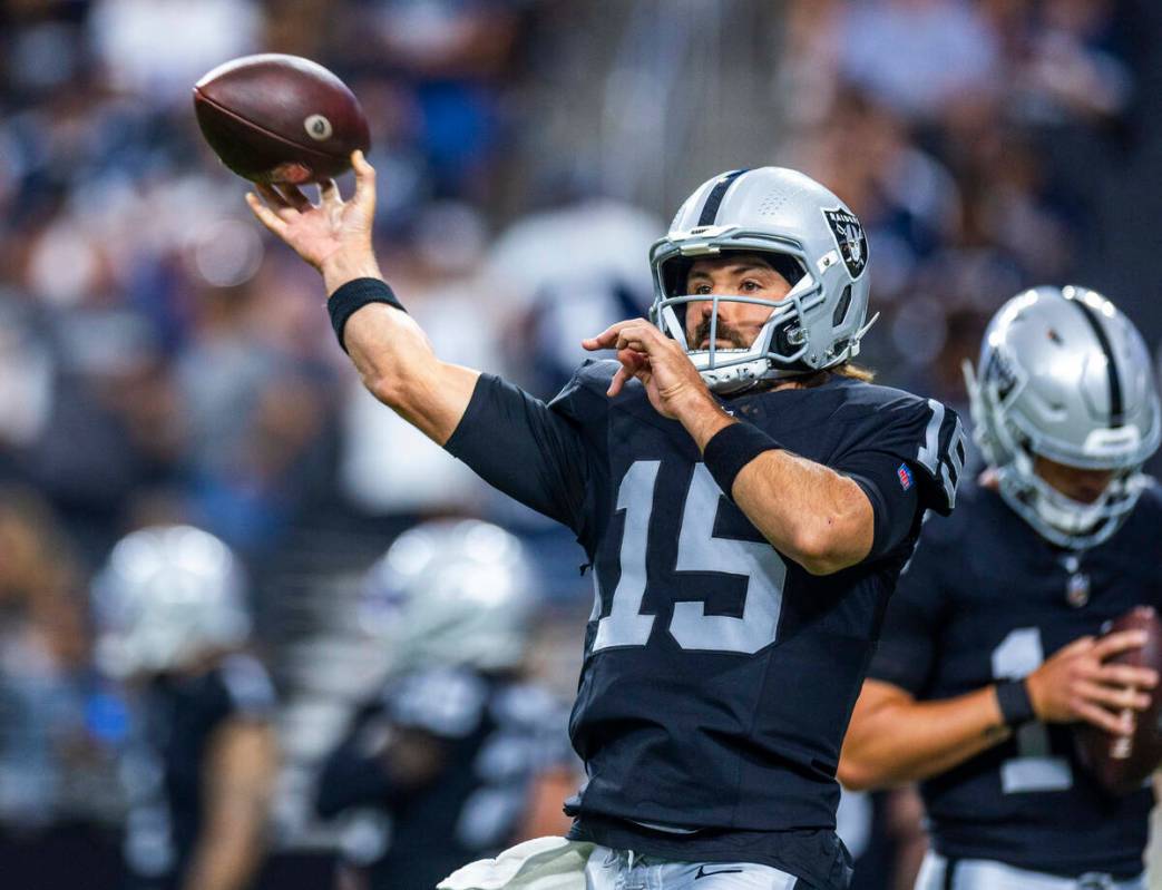 El quarterback de los Raiders Gardner Minshew (15) lanza un pase durante el calentamiento antes ...