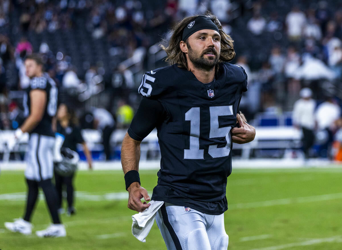 El quarterback de los Raiders Gardner Minshew (15) sale corriendo del campo tras su derrota ant ...