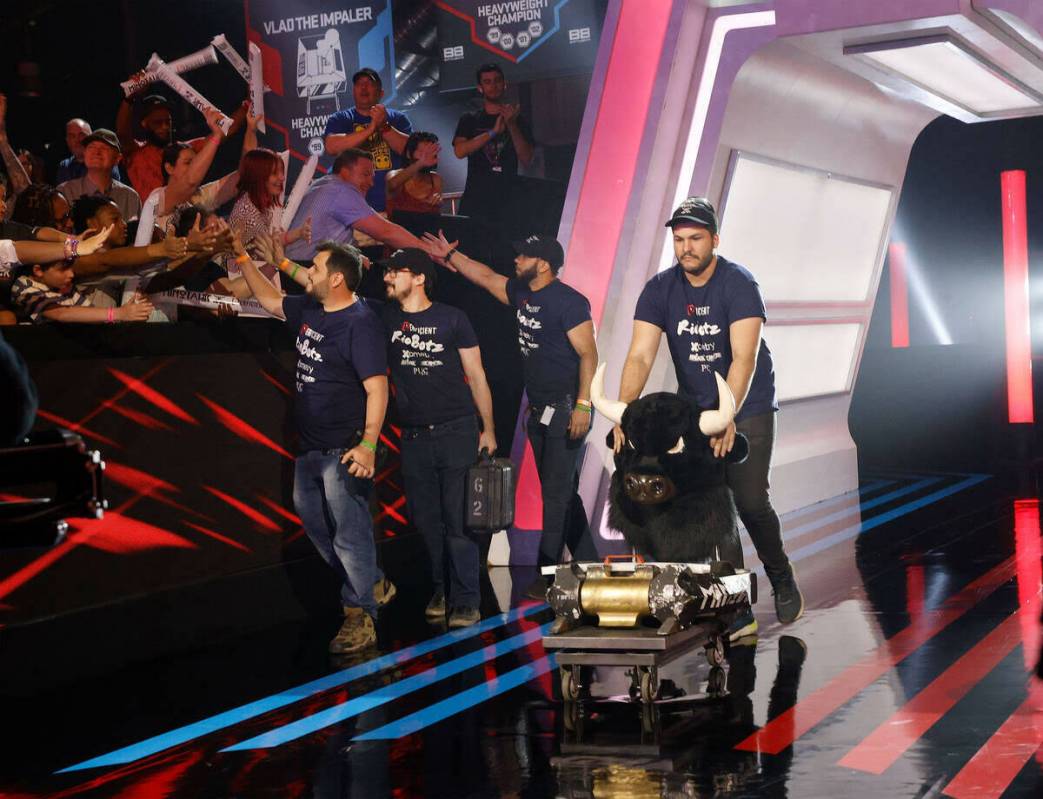 Los miembros del equipo RioBotz de Río de Janeiro, Brasil, ingresan a la arena de BattleBots c ...