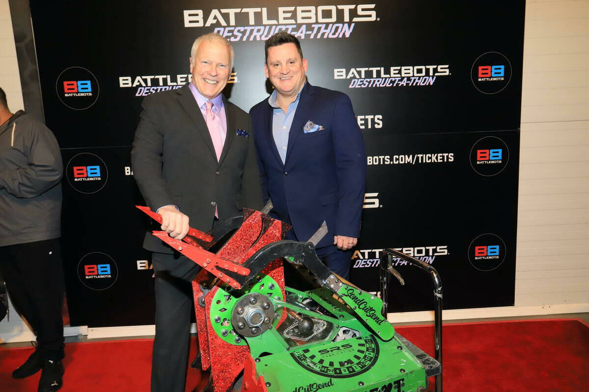 Los coanfitriones de ‘BattleBots: Destruct-A-Thon’, Bil Dwyer (izquierda) y Steve Judkins, ...