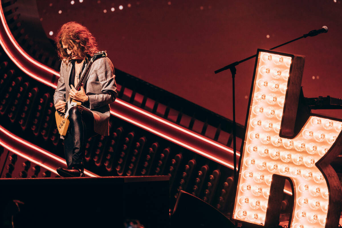 El guitarrista de The Killers, Dave Keuning, se presenta en el Caesars Palace, el viernes 16 de ...