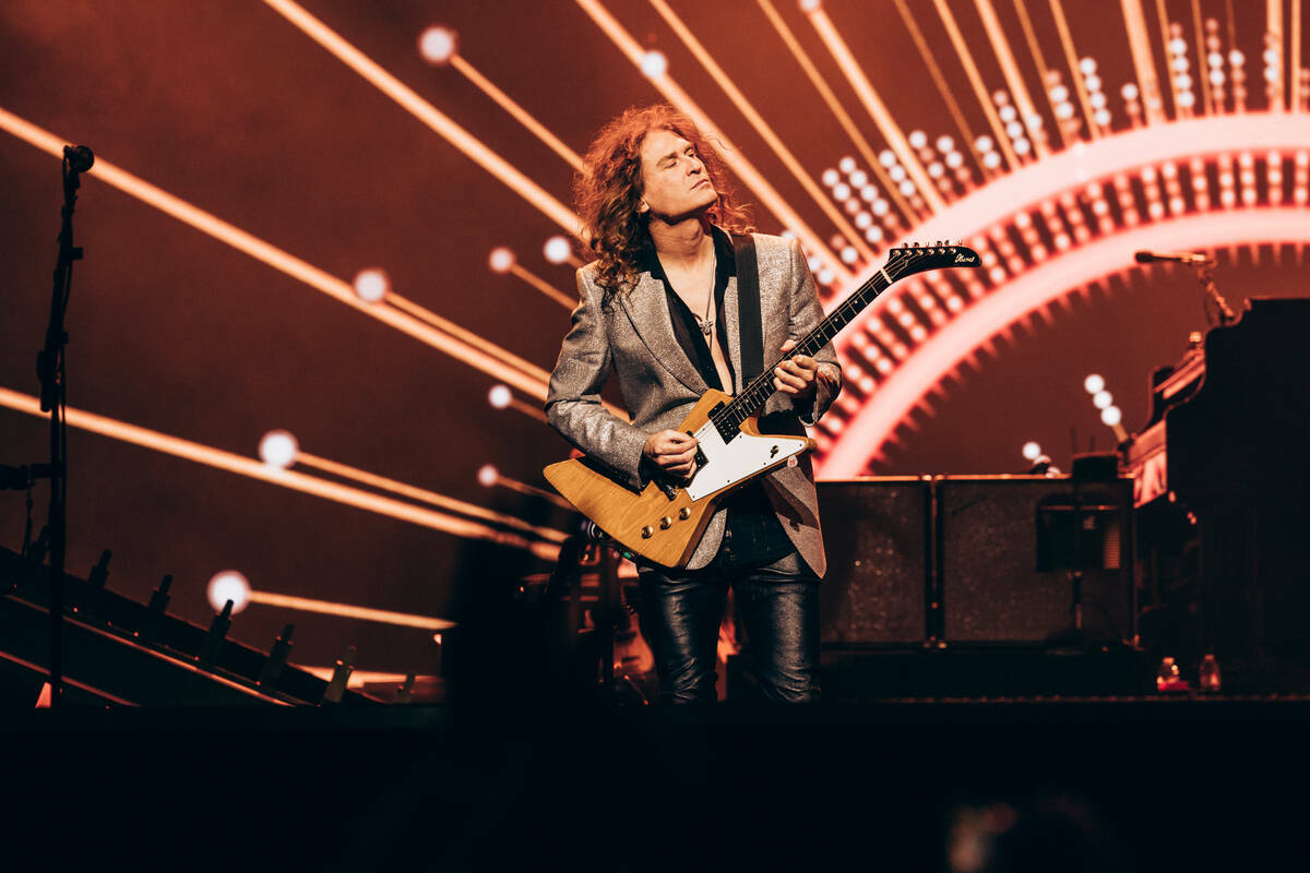 Dave Keuning, guitarrista de The Killers, se presenta en el Caesars Palace, el viernes 16 de ag ...