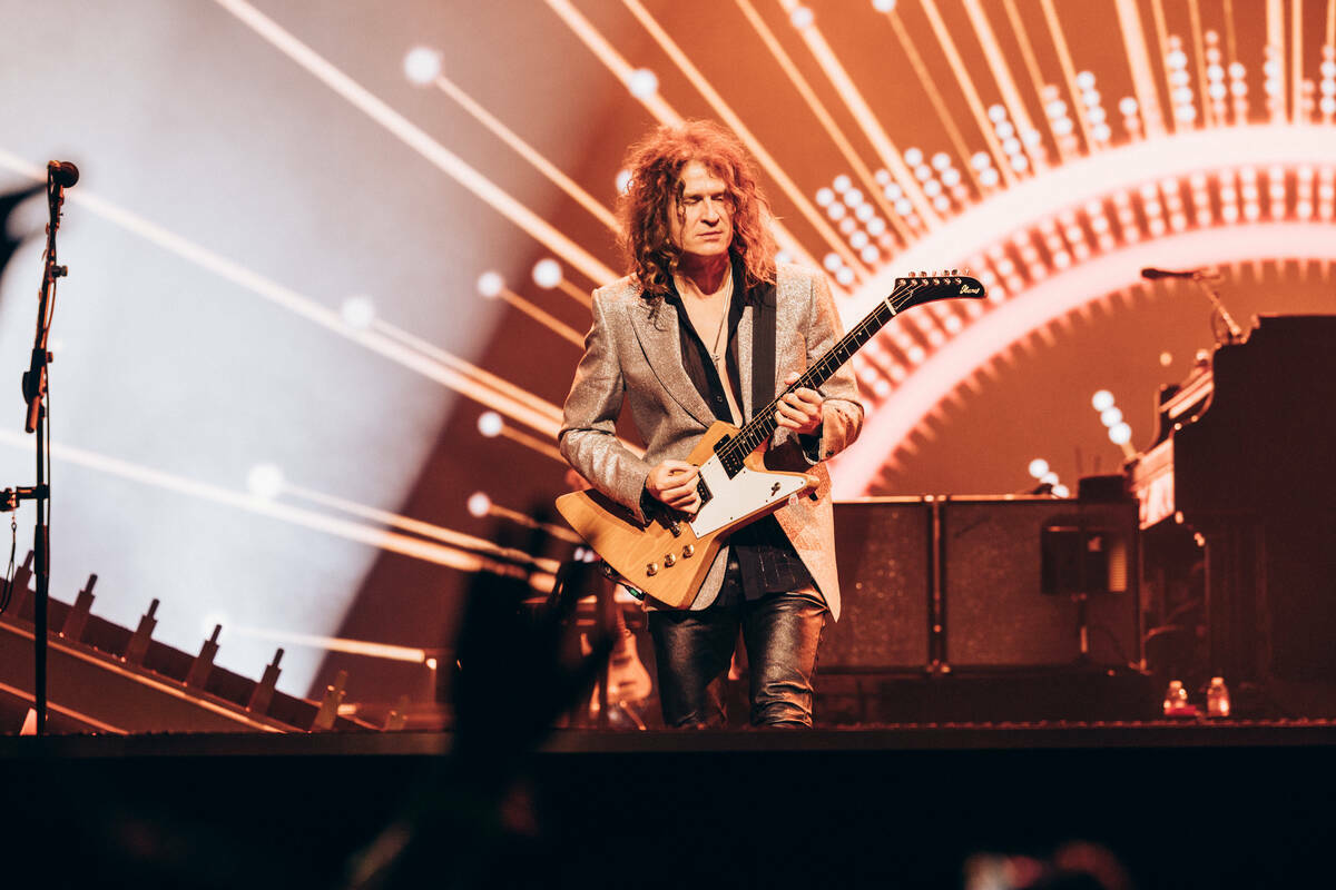 Dave Keuning, guitarrista de Killers, se presenta en el Caesars Palace, el viernes 16 de agosto ...