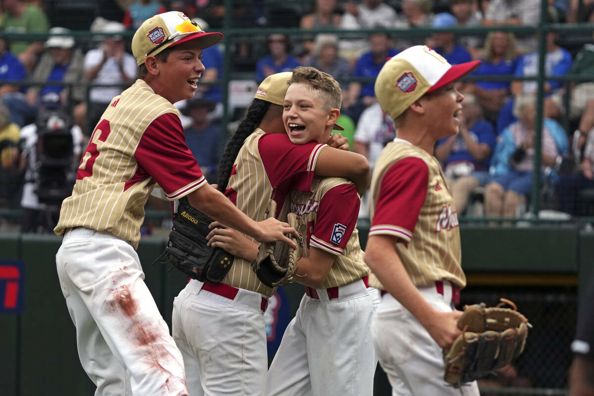 Gunnar Gaudin, de Henderson, Nevada, centro derecha, celebra con Noah Letalu, centro izquierda; ...