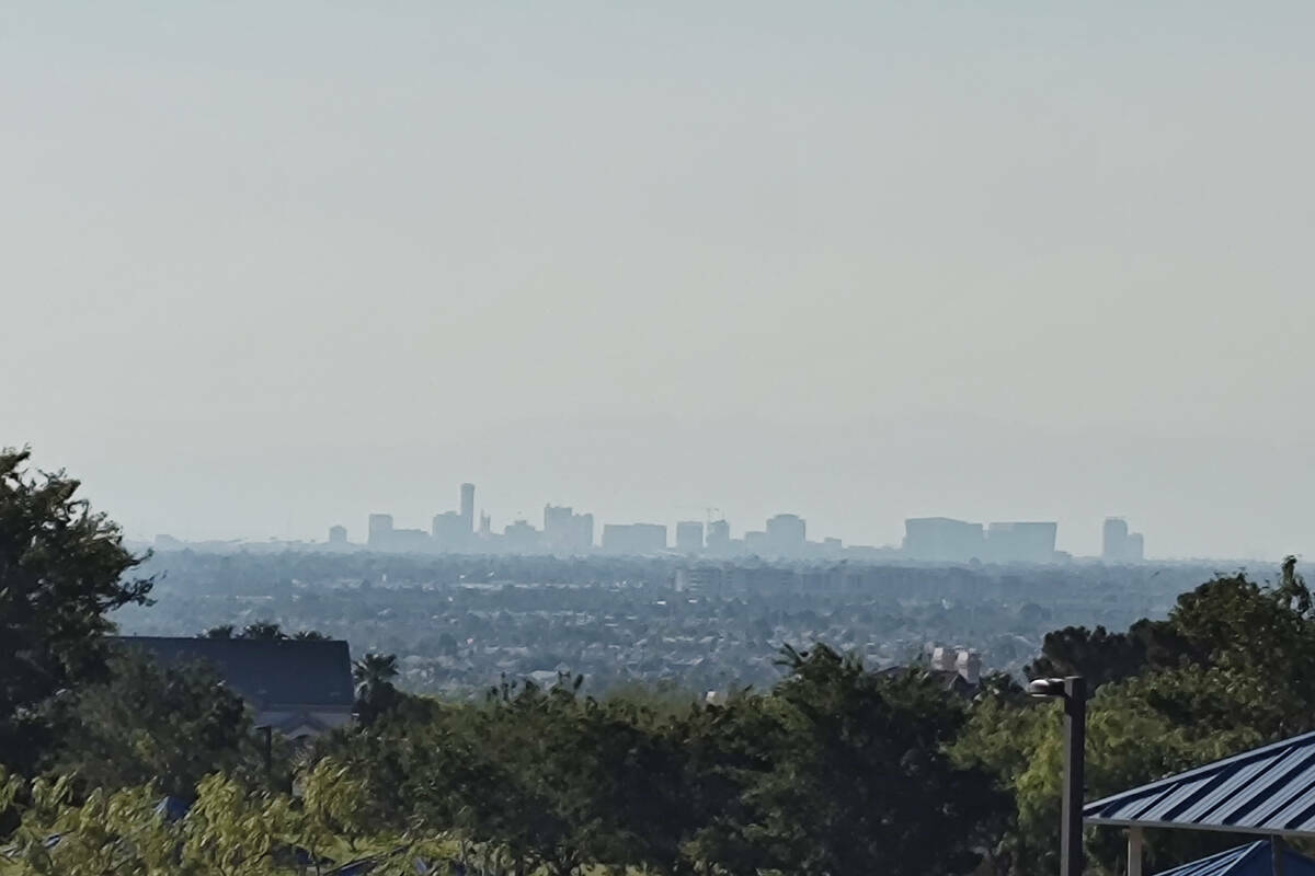 El Strip de Las Vegas visto desde Lone Mountain y el 215 Beltway, en Las Vegas, el sábado 27 d ...