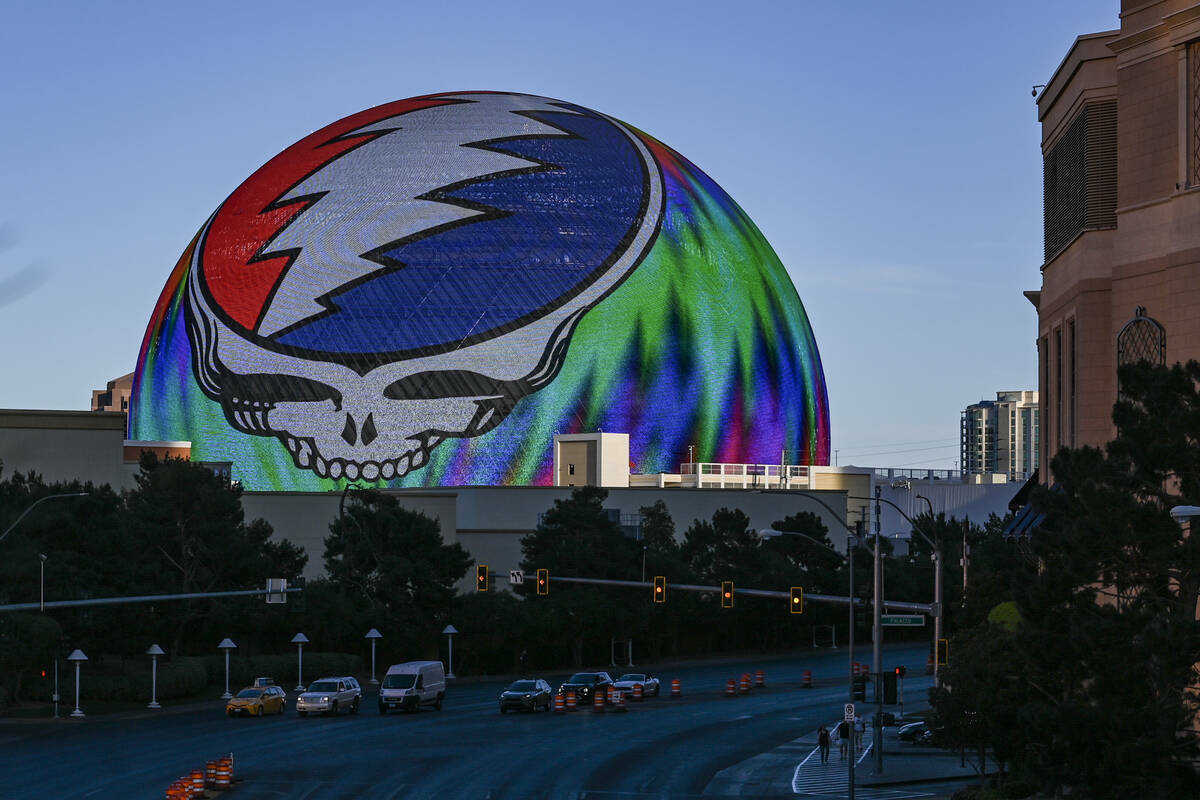 Un gráfico que anuncia los próximos espectáculos de Dead & Company se ve en la Sphere, en La ...