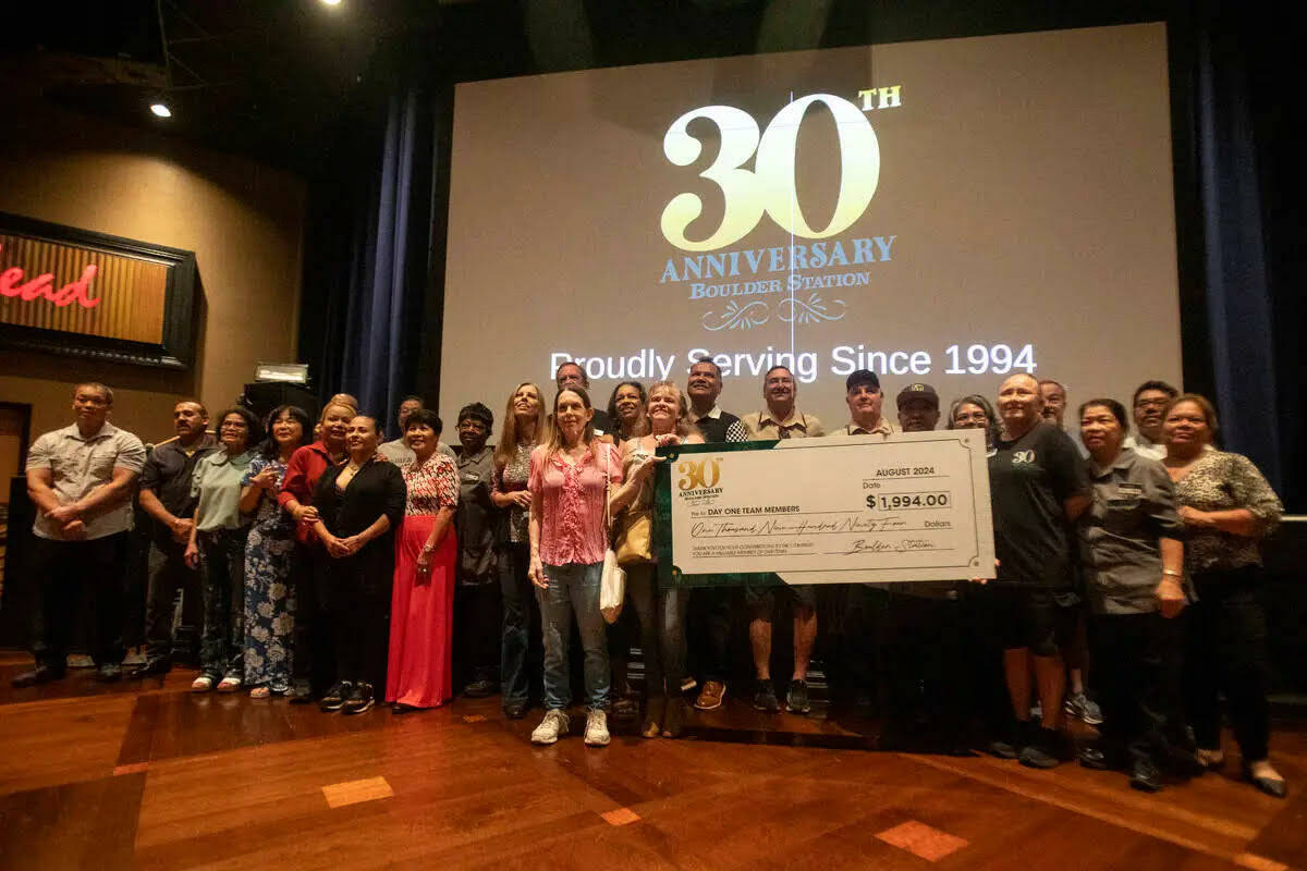 Los 39 empleados originales de Boulder Station posan para una fotografía grupal después de re ...