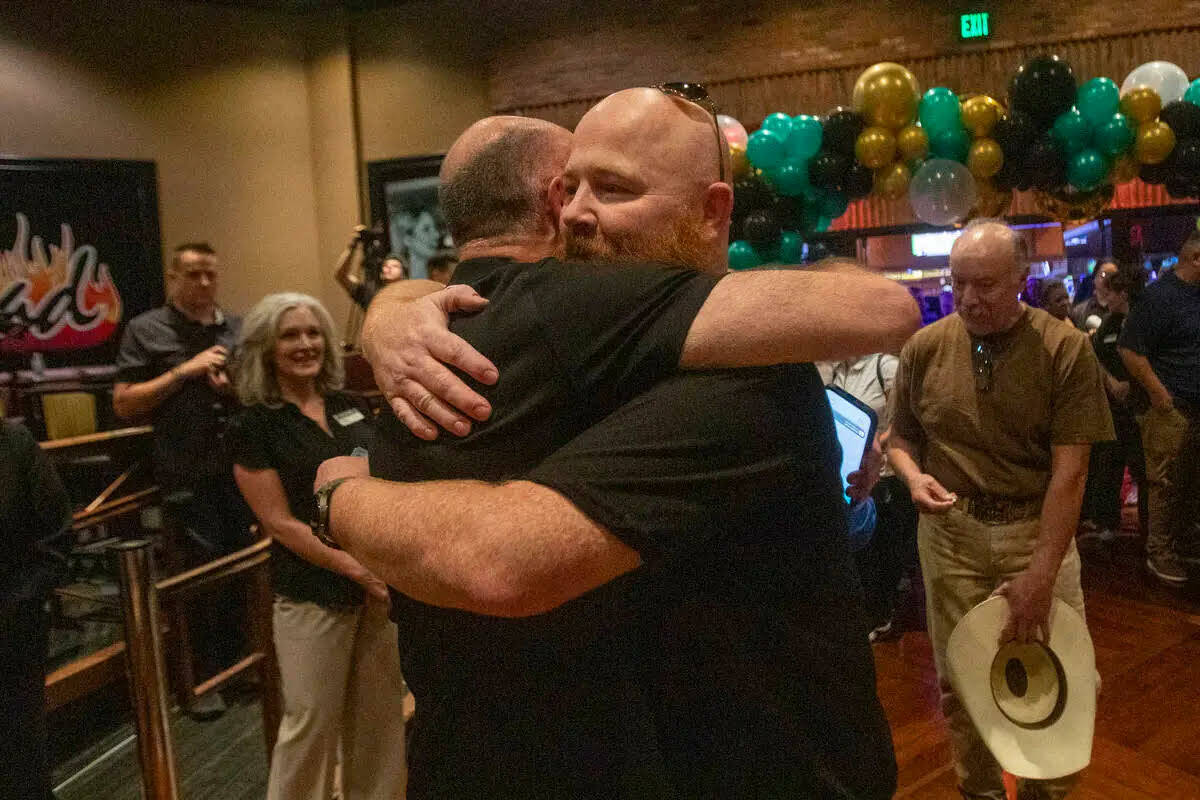 Los empleados de Boulder Station se felicitan durante la celebración del aniversario 30 del ca ...