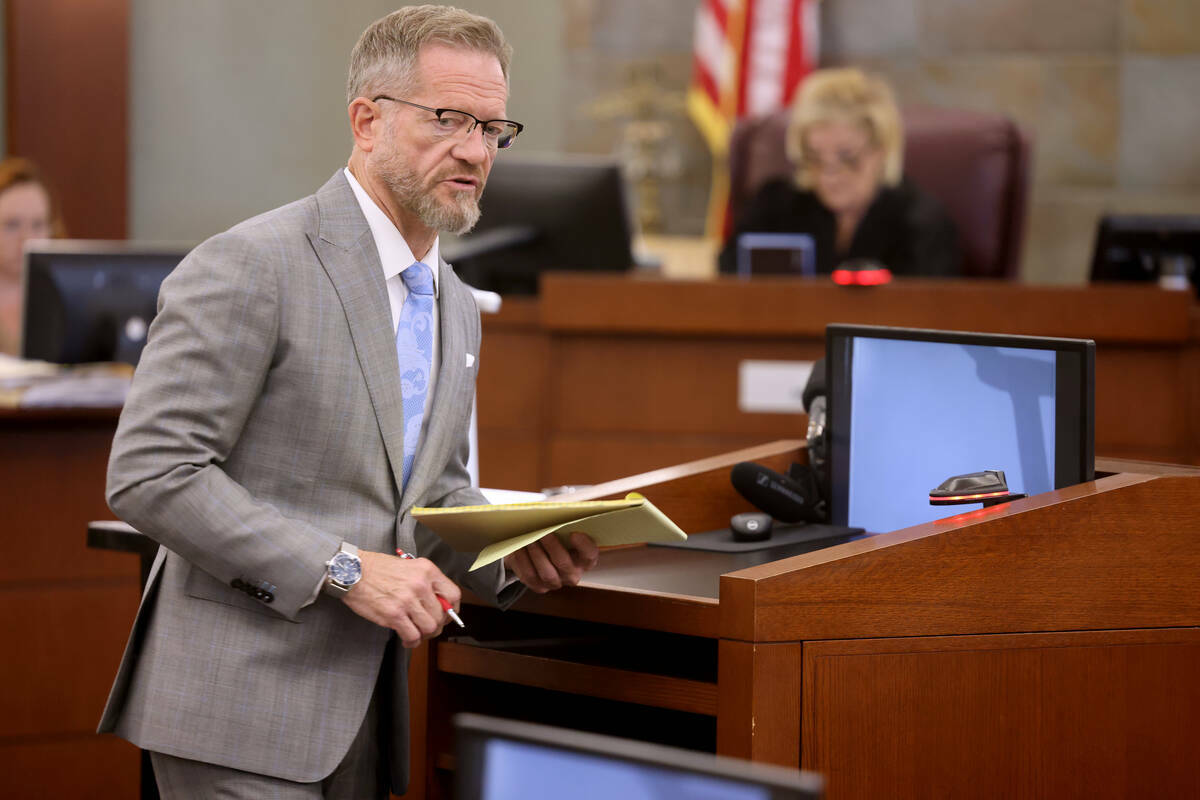 El abogado defensor Robert Draskovich interroga a un testigo durante el juicio por homicidio de ...