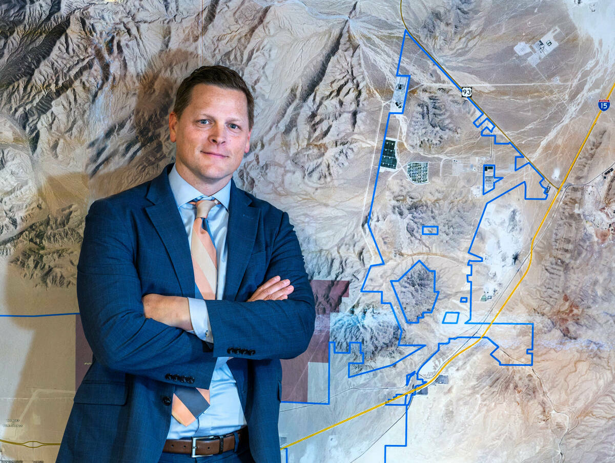 Jared Luke, desarrollador económico de la Ciudad de North Las Vegas, con un mapa del Apex Indu ...