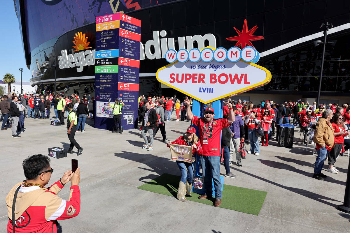 Melyssah Morrison y Clinton Meyerhoff, fans de los 49ers procedentes de Pacifica, California, p ...