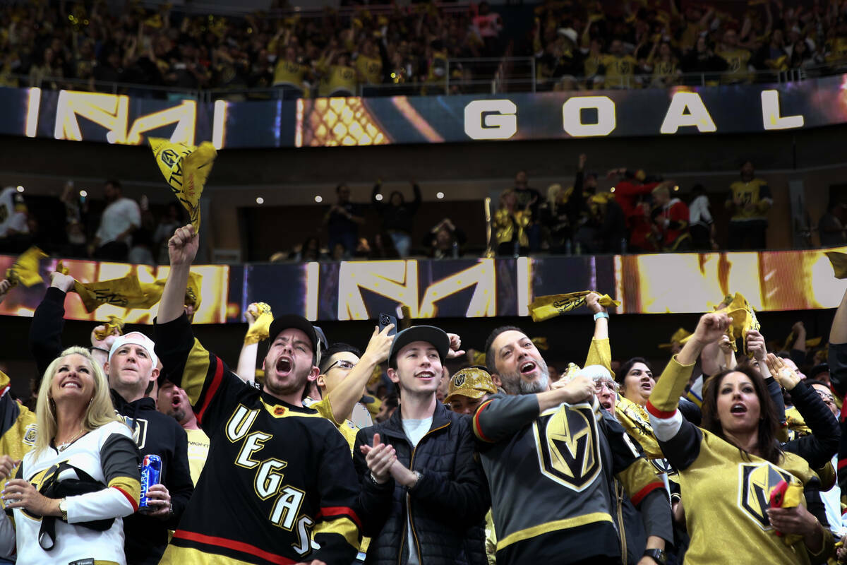 Fans de los Golden Knights celebran un gol durante el tercer periodo del sexto partido de la pr ...