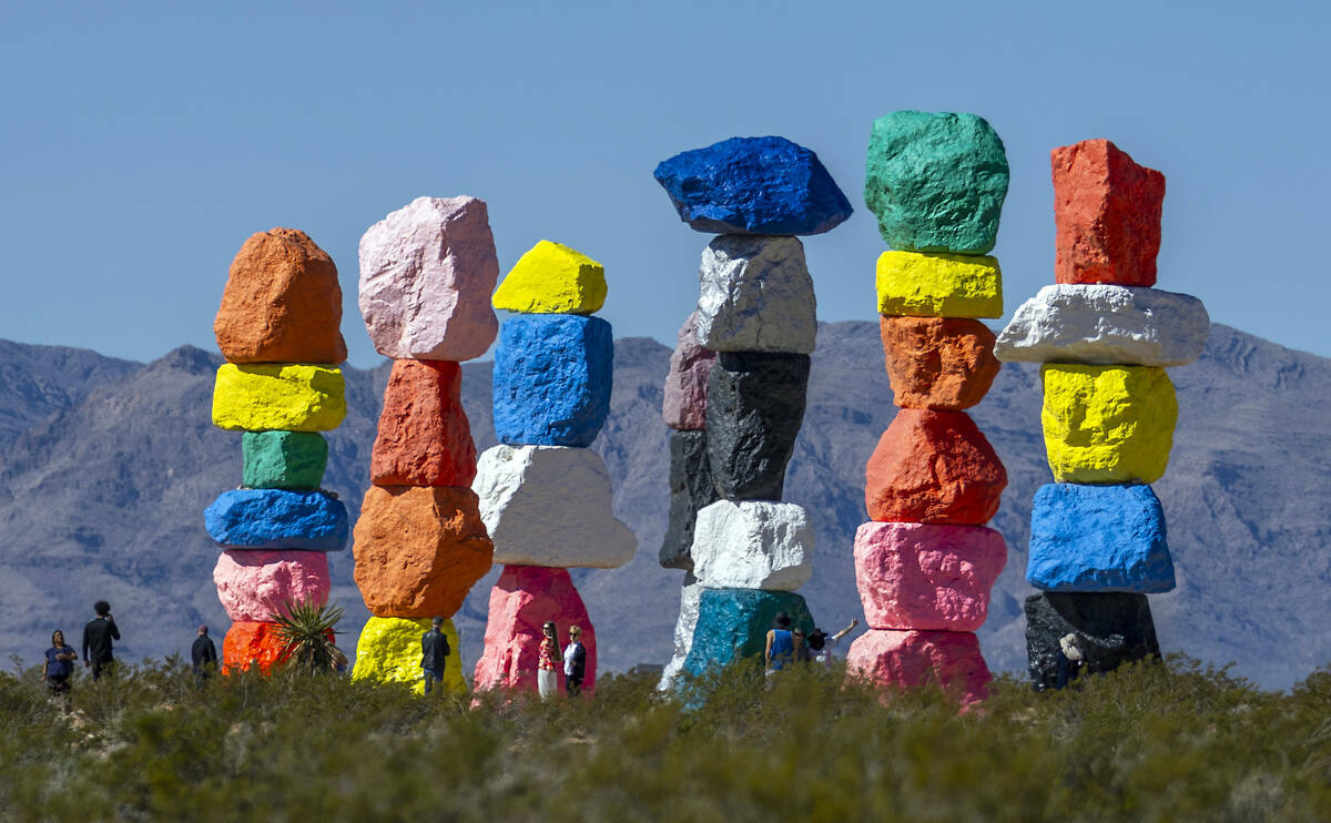 Visitantes se detienen a ver la instalación artística Seven Magic Mountains, el miércoles 20 ...