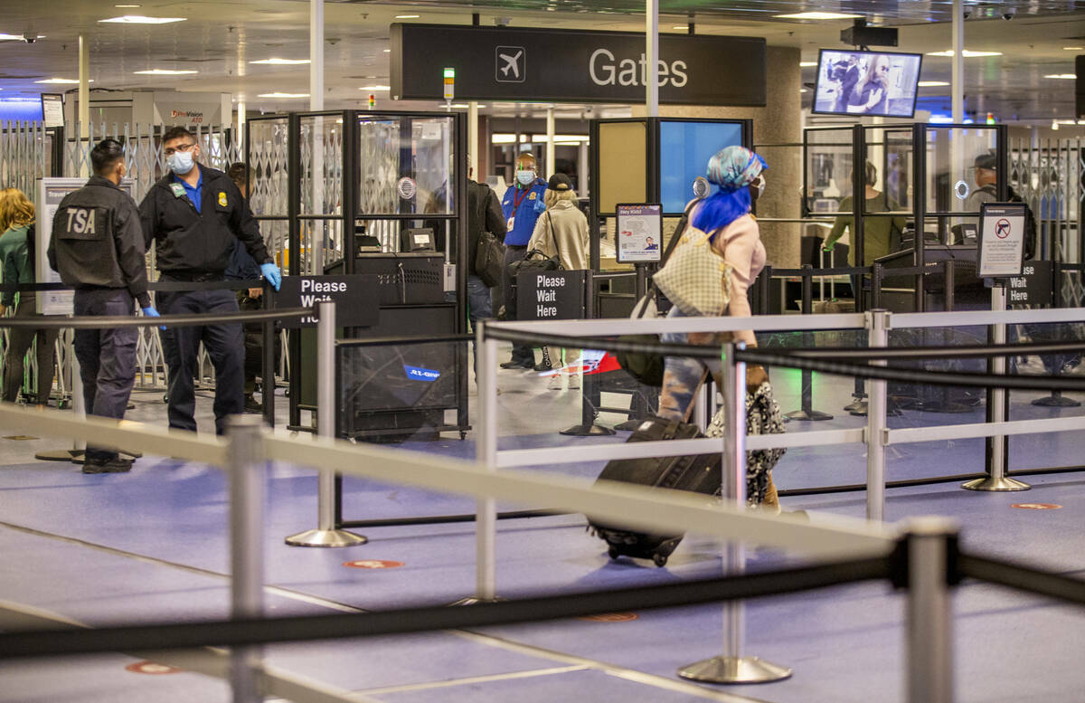 Viajeros avanzan por el puesto de revisión de la TSA en la Terminal 1 del Aeropuerto Internaci ...