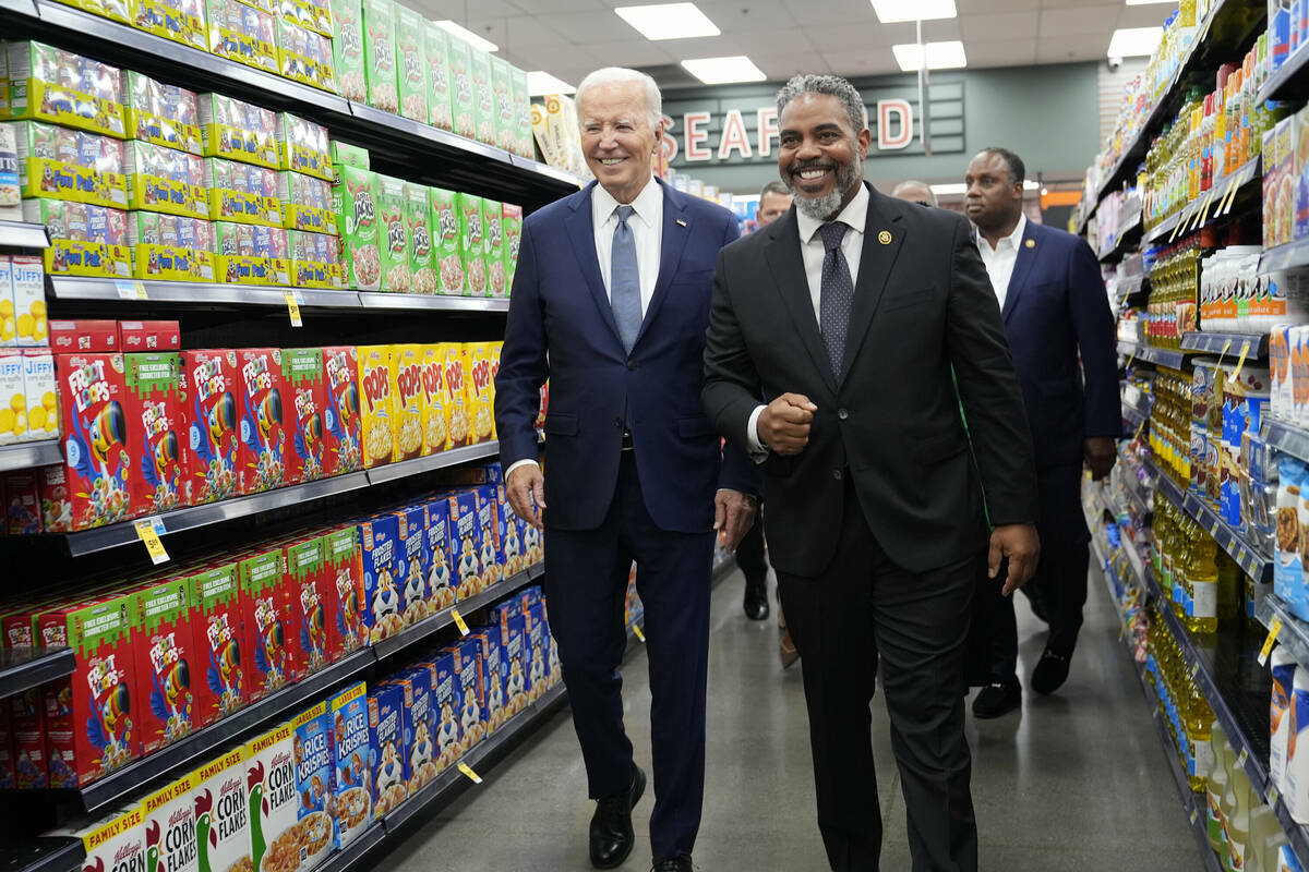 El presidente Joe Biden camina con el representante Steve Horsford, demócrata de Nevada, mient ...