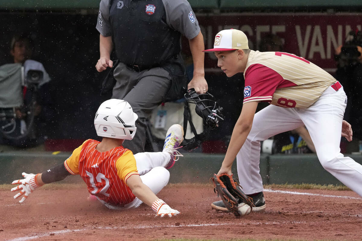 Gage Steubing (12) de Boerne, Texas, anota ante Wyatt Erickson (18) de Henderson, Nevada, graci ...