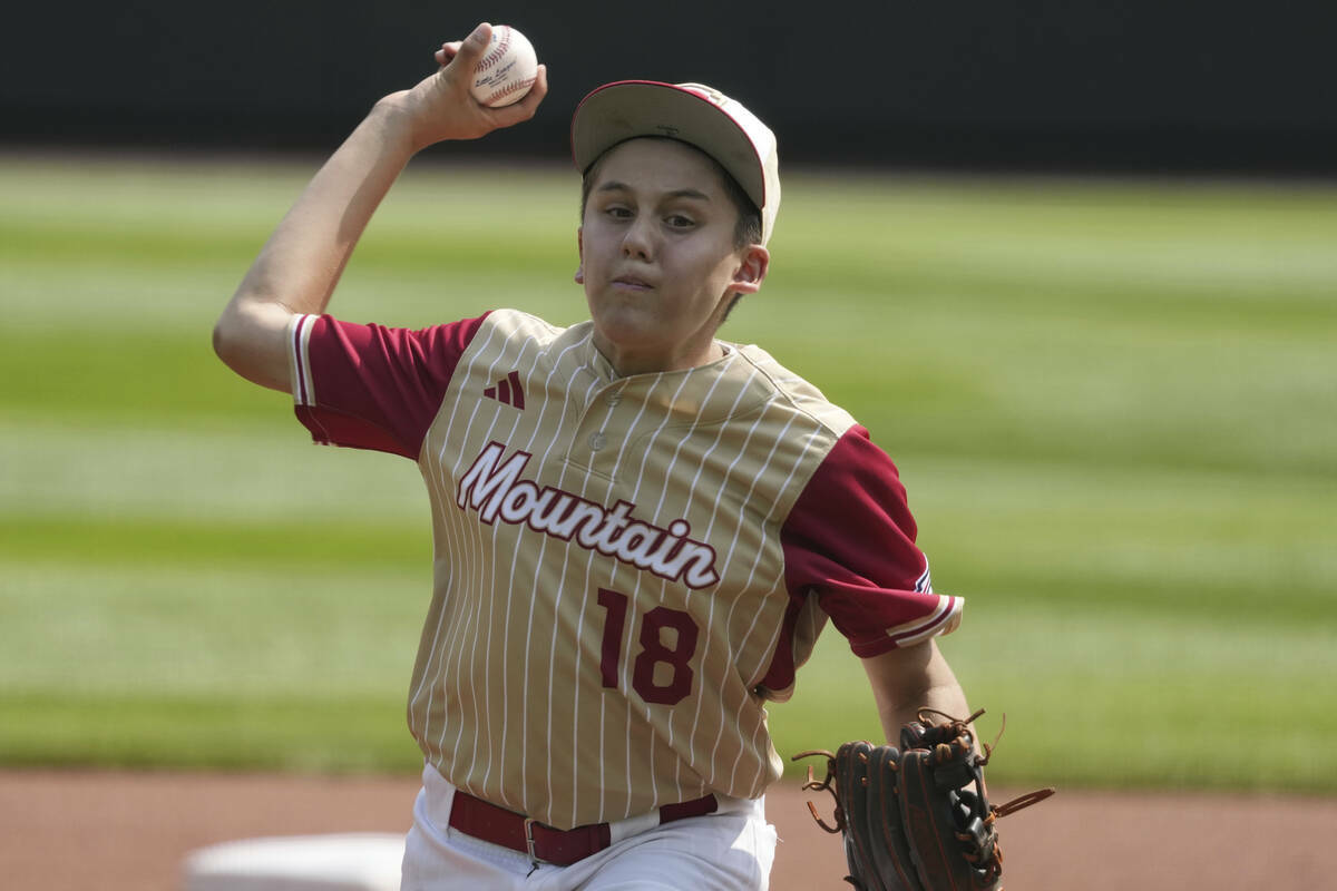 Wyatt Erickson de Henderson, Nevada, lanza durante la primera entrada de un partido de béisbol ...