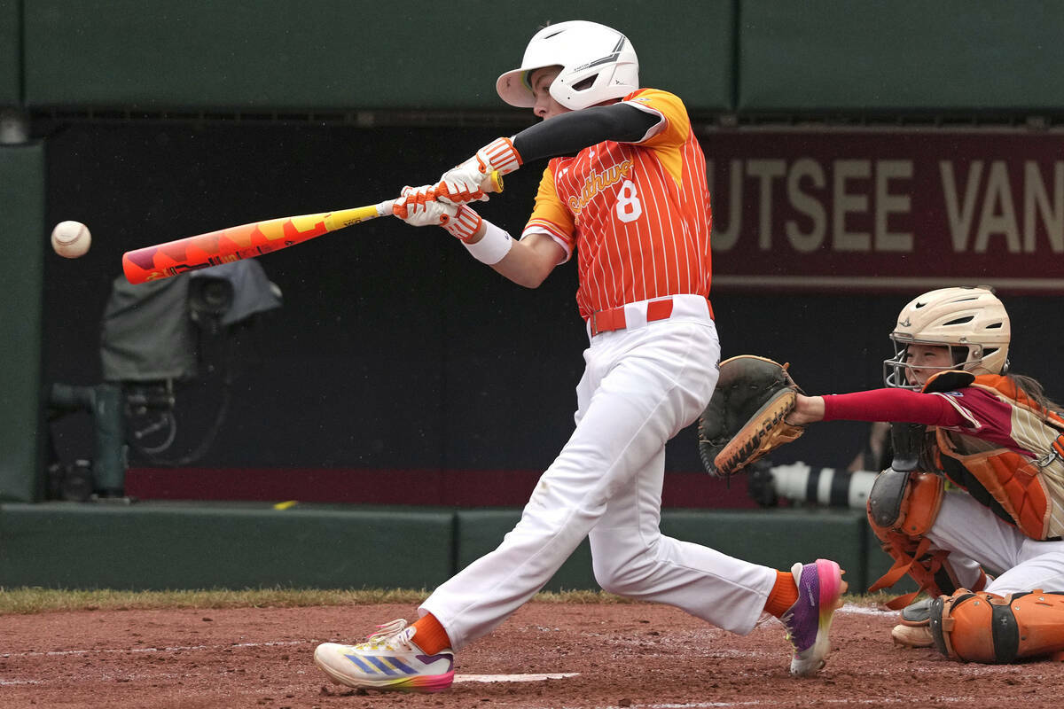 Gray Collins (8) de Boerne, Texas, batea un doblete ante Wyatt Erickson de Henderson, Nevada, e ...