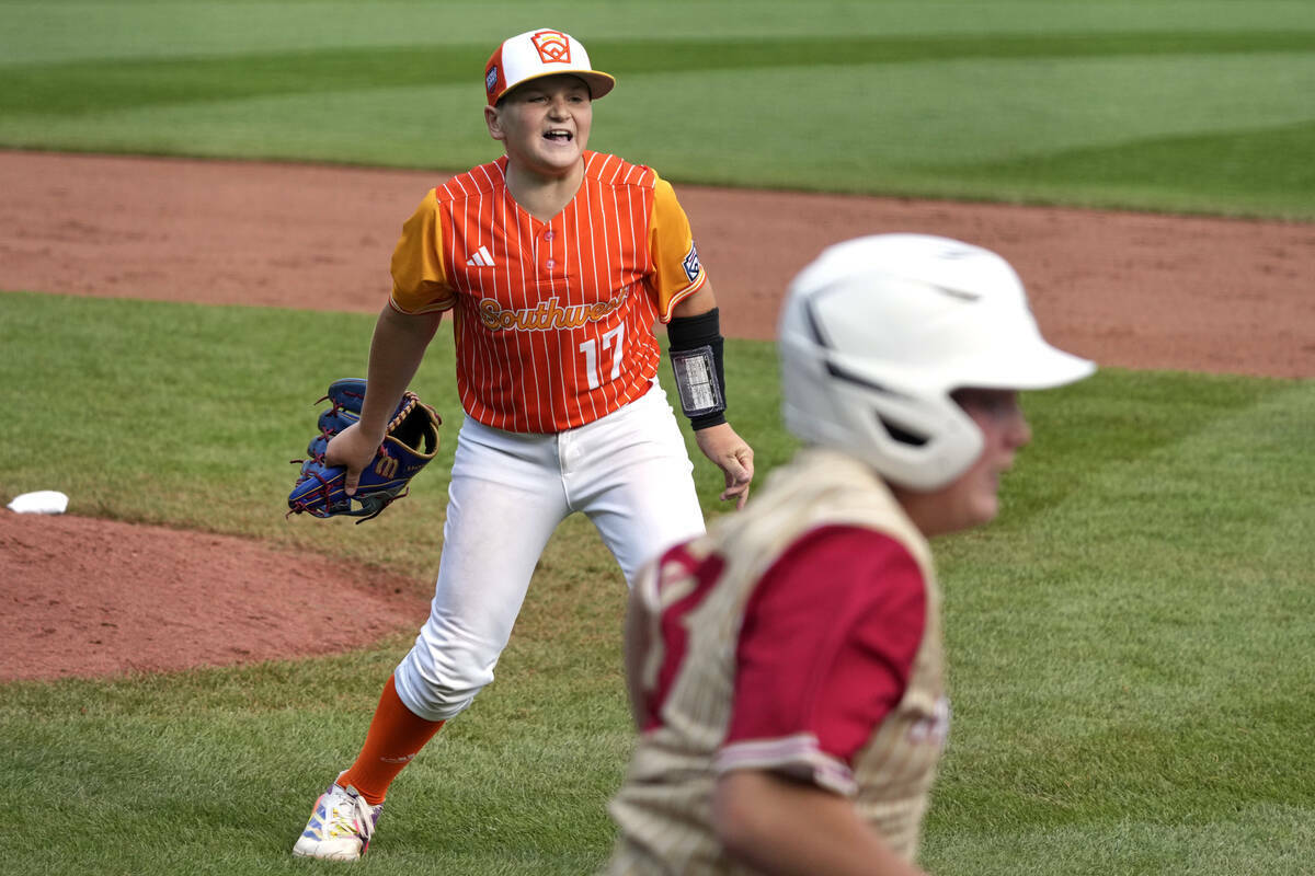 Cooper Hastings (17) de Boerne, Texas, comienza a celebrar después de lograr que Oliver Johnso ...