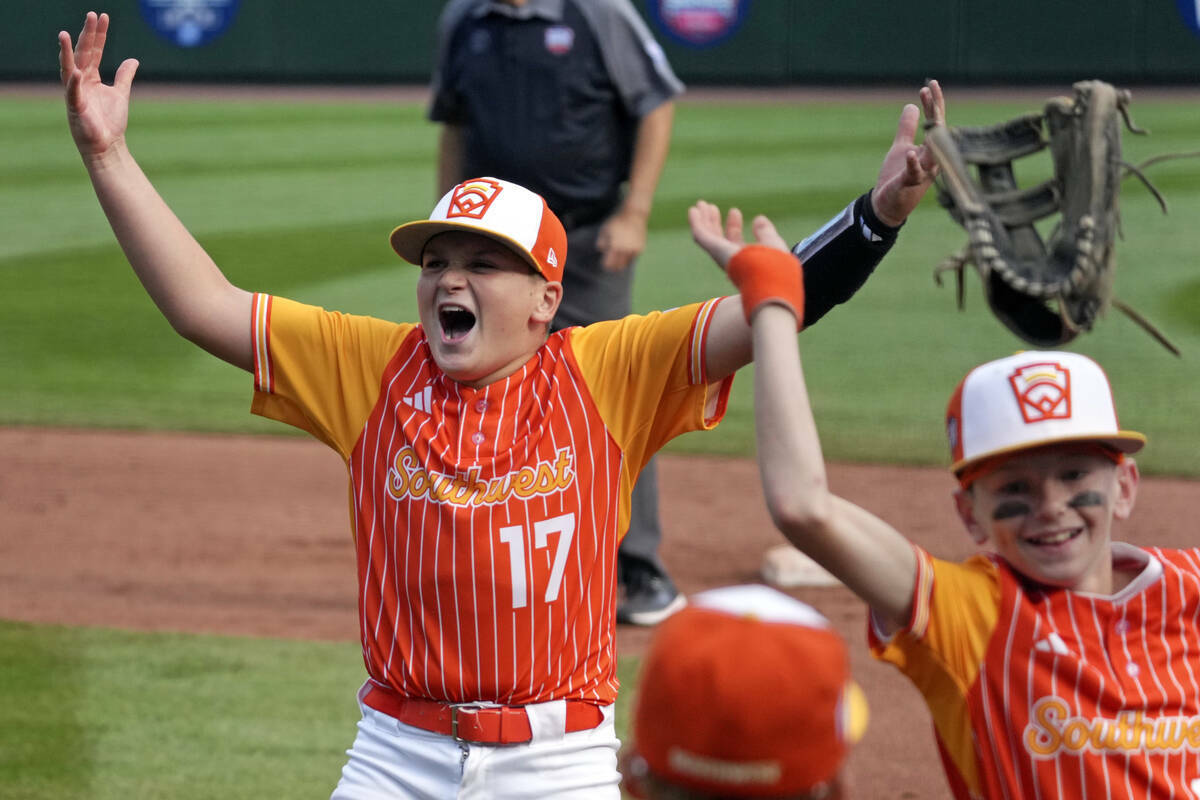 Cooper Hastings (17),de Boerne, Texas, celebra con sus compañeros después de conseguir el úl ...