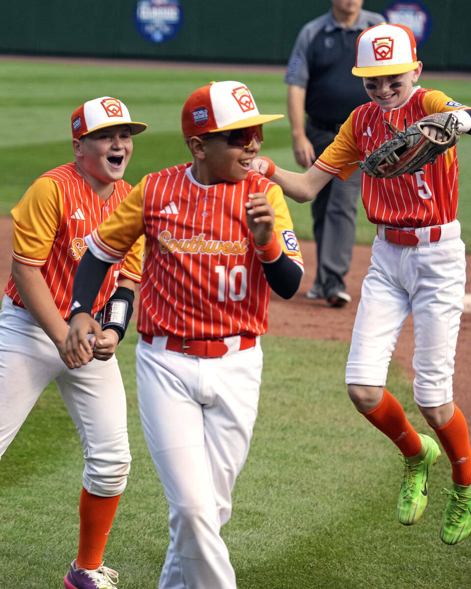 Cooper Hastings (izquierda), Aiden Muñoz (10) y Jet Matthews (5) de Boerne, Texas, celebran de ...