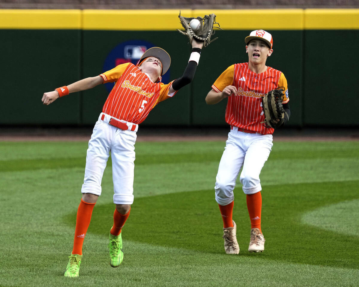 Jet Matthews (5) de Boerne, Texas, atrapa una pelota bateada por Russell McGee de Henderson, Ne ...