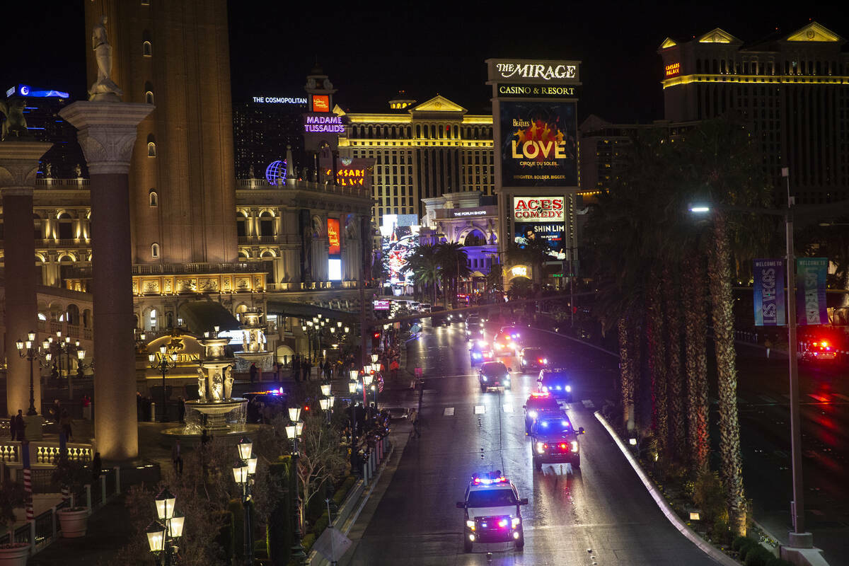 La caravana del presidente Donald Trump se desplaza hacia el norte en el Strip de Las Vegas fre ...