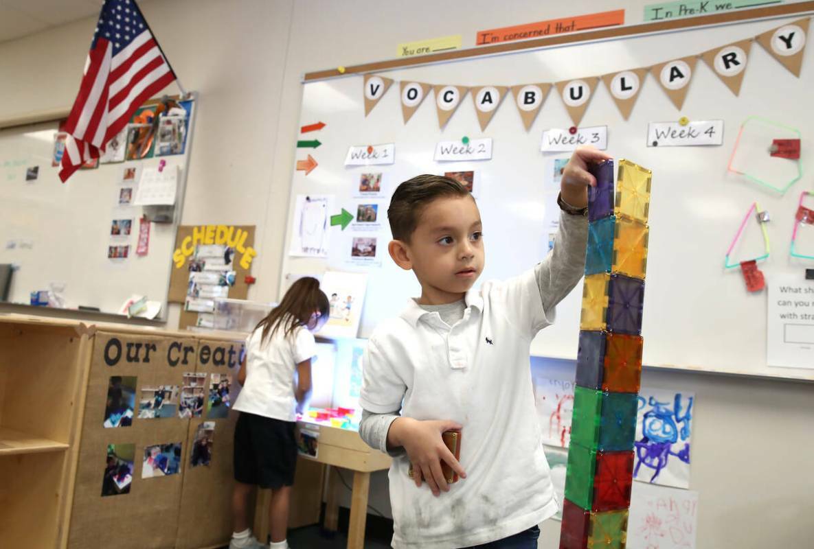 El estudiante de preescolar Edward Cárdenas Castro, de 5 años, juega con fichas magnéticas e ...