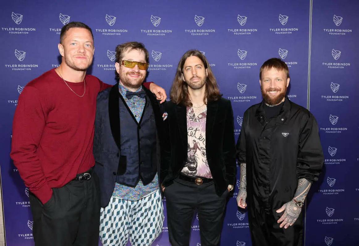 Dan Reynolds, (de izquierda a derecha) Daniel Platzman, Wayne Sermon y Ben McKee de Imagine Dra ...