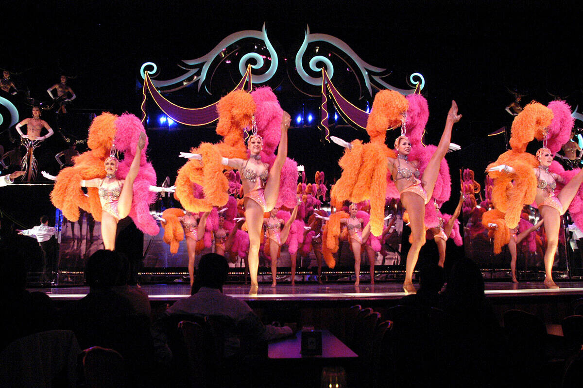 Bailarinas del reparto de ‘Jubilee!’ en Bally's en 2010, a la izquierda, y en 2006, a la de ...