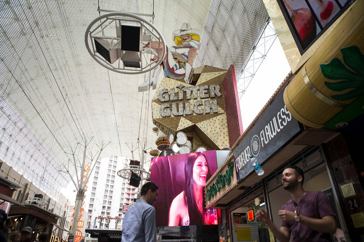 De izquierda a derecha, el club de striptease Girls of Glitter Gulch en Fremont Street Experien ...