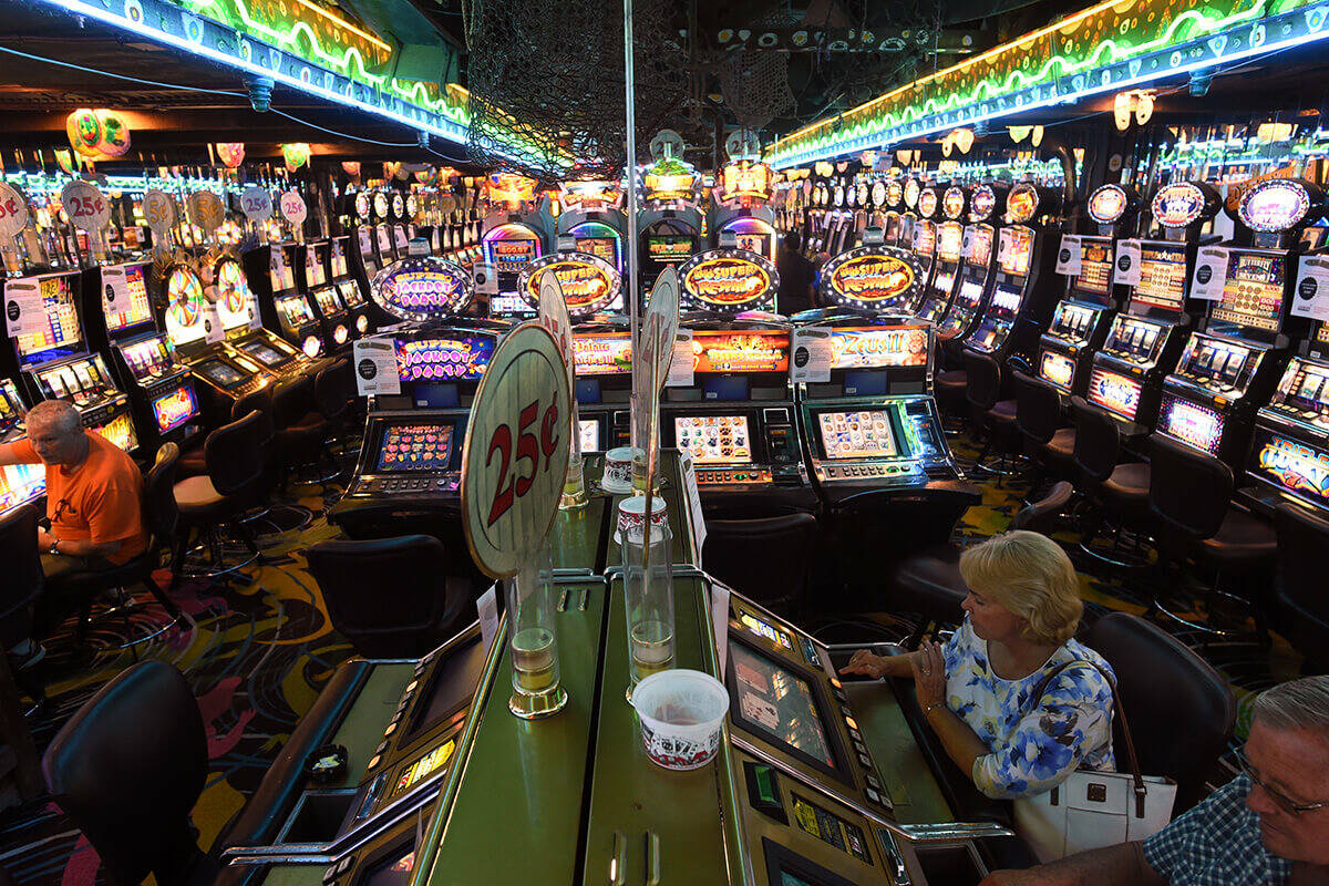 De izquierda a derecha, el club de striptease Girls of Glitter Gulch en Fremont Street Experien ...