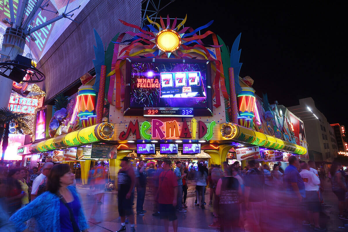 De izquierda a derecha, el club de striptease Girls of Glitter Gulch en Fremont Street Experien ...