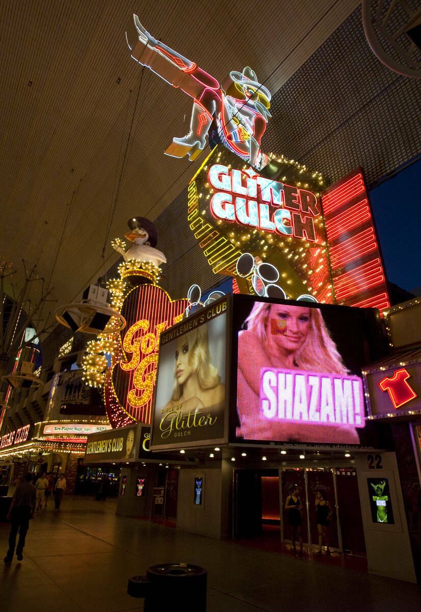 Girls of Glitter Gulch, un club de striptease en topless, en Fremont Street Experience, en el c ...