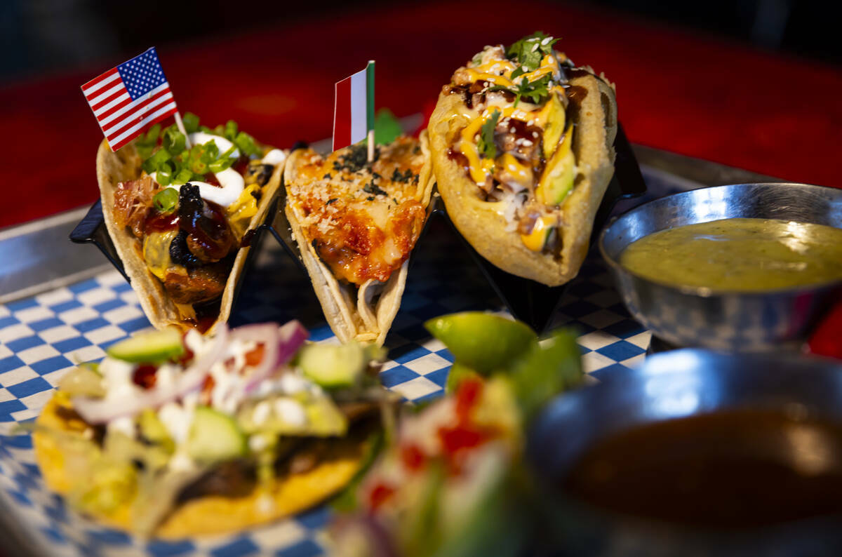 Un plato de tacos con totopos y salsa en International Taco Co., el miércoles 14 de agosto de ...