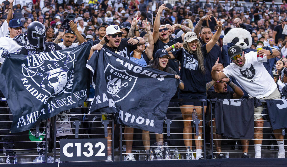 Fans de los Raiders animan al equipo durante un entrenamiento abierto en el Allegiant Stadium, ...