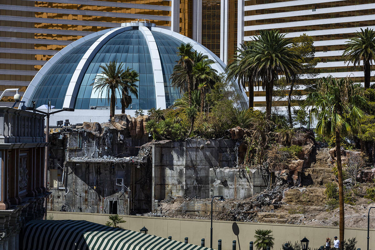 La zona del volcán es deconstruida mientras continúa la demolición en el Mirage, el jueves 2 ...