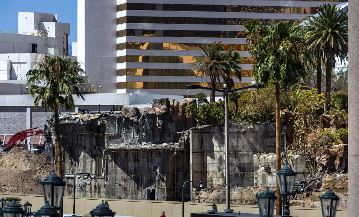 La zona del volcán es deconstruida mientras continúa la demolición en el Mirage, el jueves 2 ...