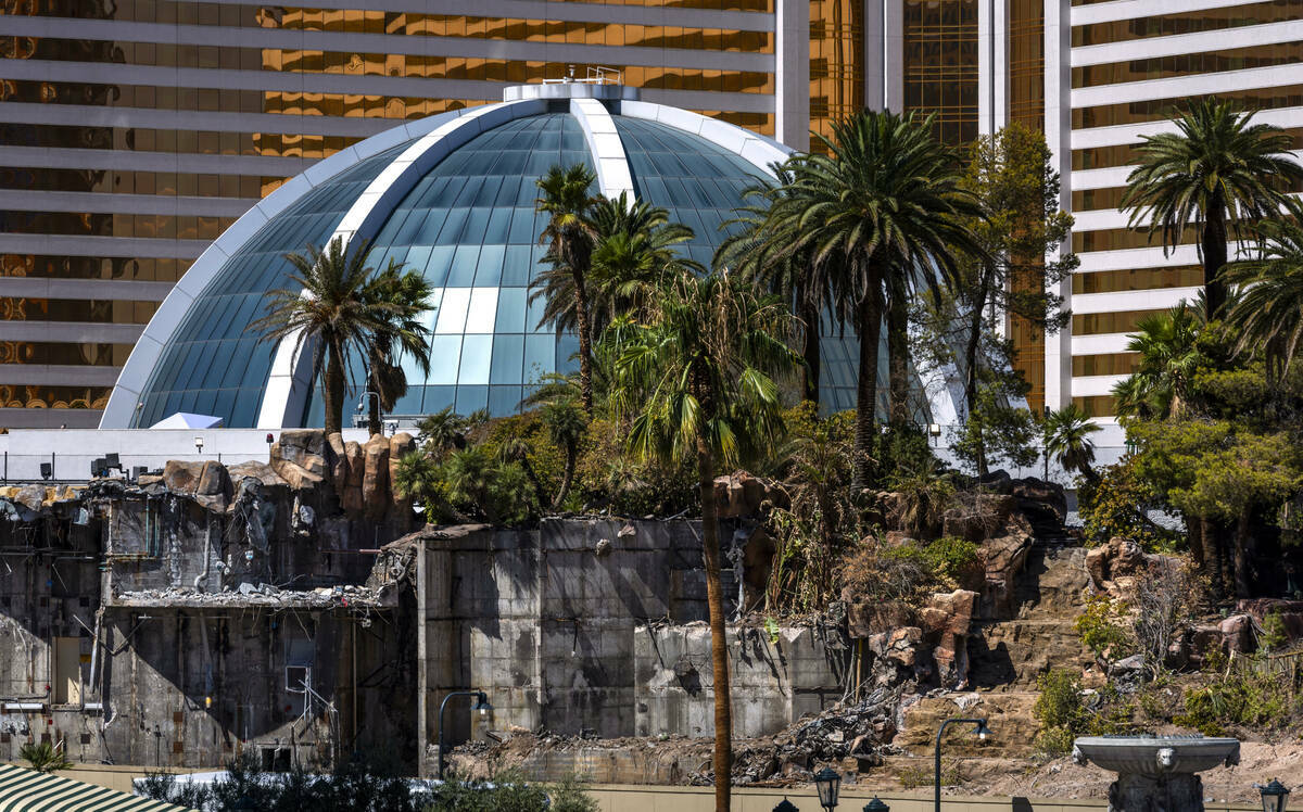 La zona del volcán es deconstruida mientras continúa la demolición en el Mirage, el jueves 2 ...