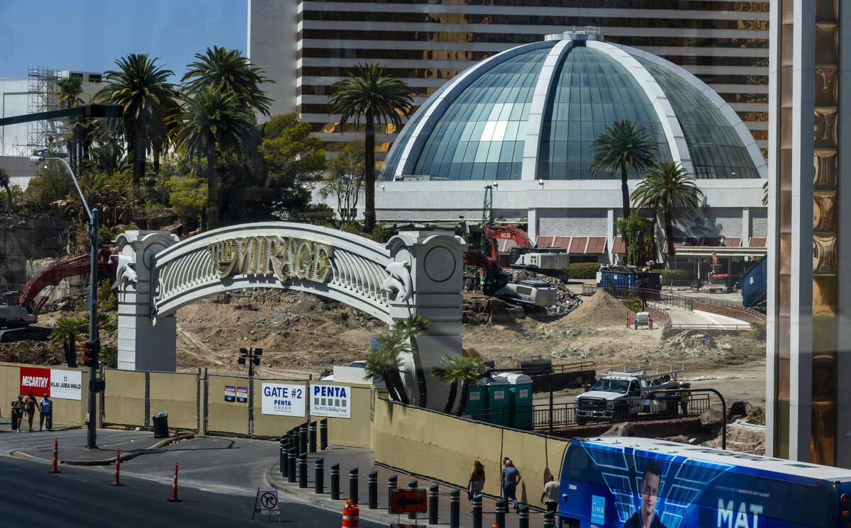 La entrada principal permanece mientras la zona del volcán es deconstruida mientras continúa ...