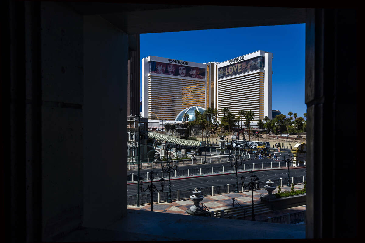 Vista desde el Venetian, la zona del volcán es deconstruida mientras continúa la demolición ...