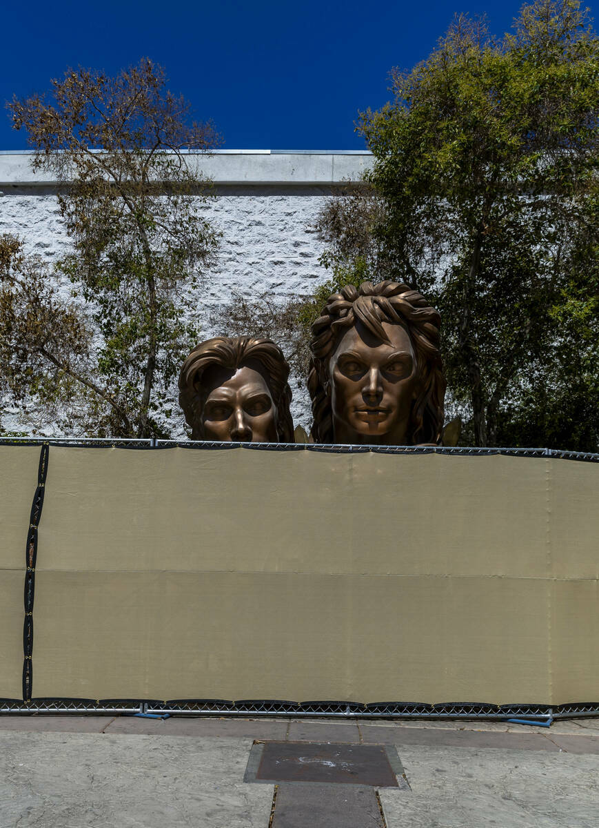 Las estatuas de Siegfried y Roy se asoman por encima de la valla mientras continúa la demolici ...