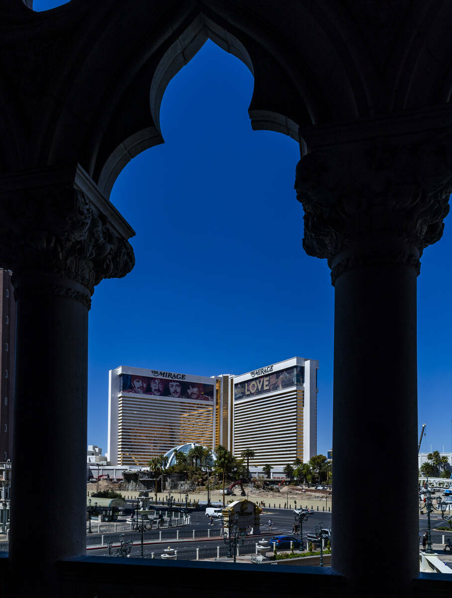 Vista desde el Venetian, la zona del volcán es deconstruida mientras continúa la demolición ...