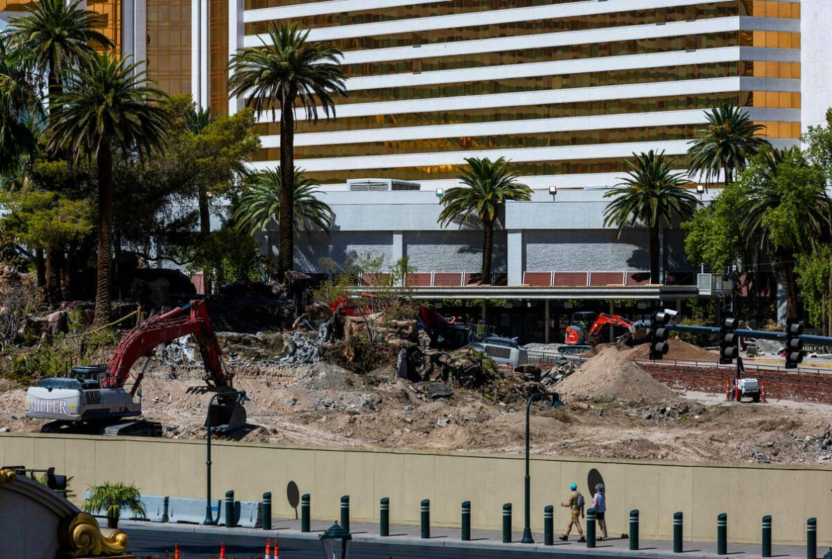 La zona del volcán es deconstruida mientras continúa la demolición en el Mirage, el jueves 2 ...