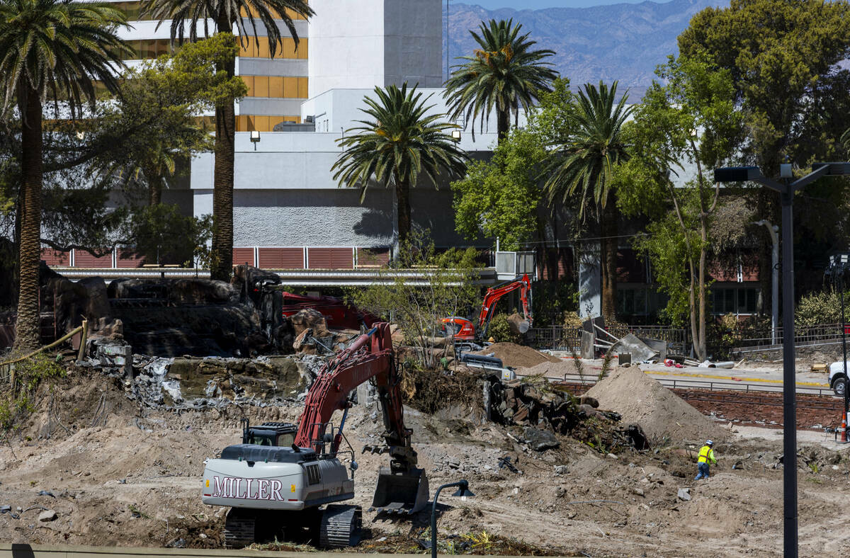 La zona del volcán es deconstruida mientras continúa la demolición en el Mirage, el jueves 2 ...