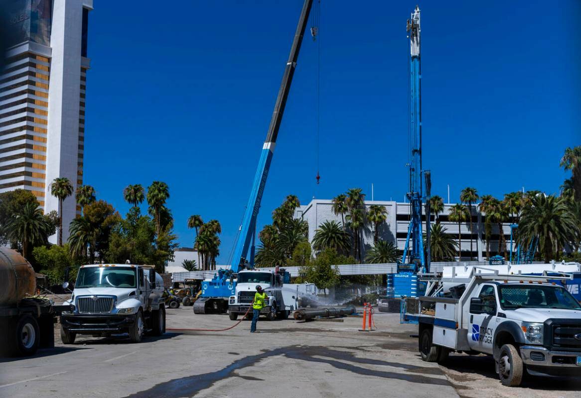 La entrada principal permanece por ahora mientras continúa la demolición en el Mirage, el jue ...