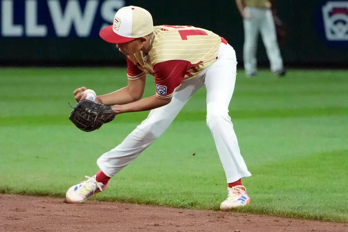 Russell McGee (17), shortstop de Henderson, Nev., atrapa una bola en el medio del campo bateada ...