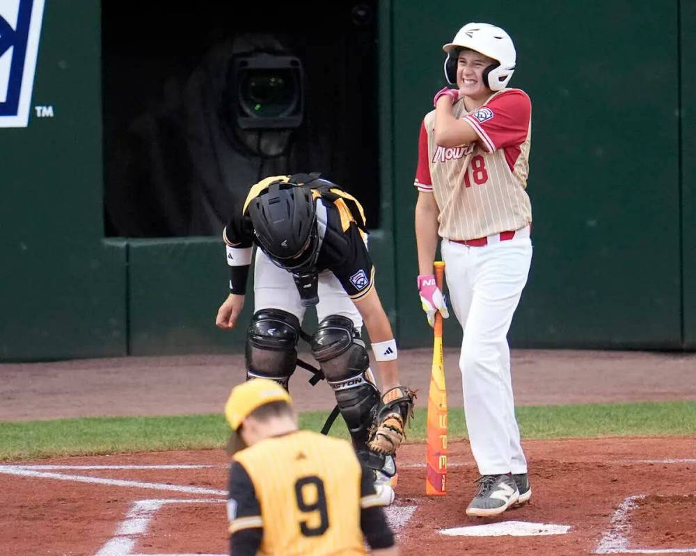 Wyatt Erickson (18), de Henderson, Nev., reacciona mientras se dirige a la primera base despué ...