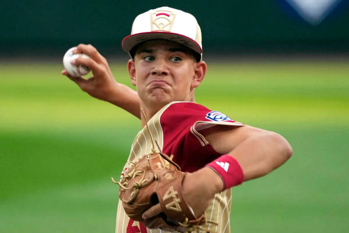 Liam Sparks, de Henderson, Nev., lanza durante la primera entrada de un juego de béisbol contr ...