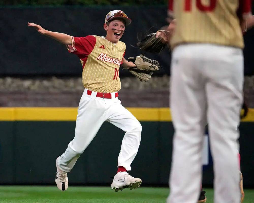 Dominic Laino, de Henderson, Nev., a la izquierda, celebra al regresar al dugout después de te ...